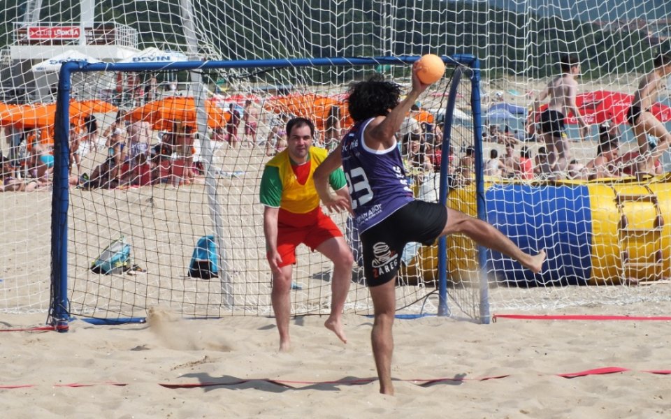 Отбори от три страни в битка на турнир по плажен хандбал