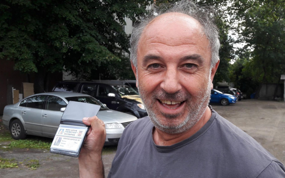Актьорът Николай Урумов с фен карта на Левски Исперих