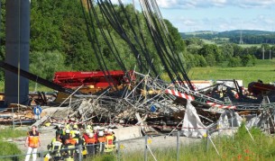 Строително скеле рухна в Германия, загинал и ранени