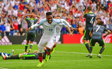 Късен обрат с резерви и радост за Англия в дербито