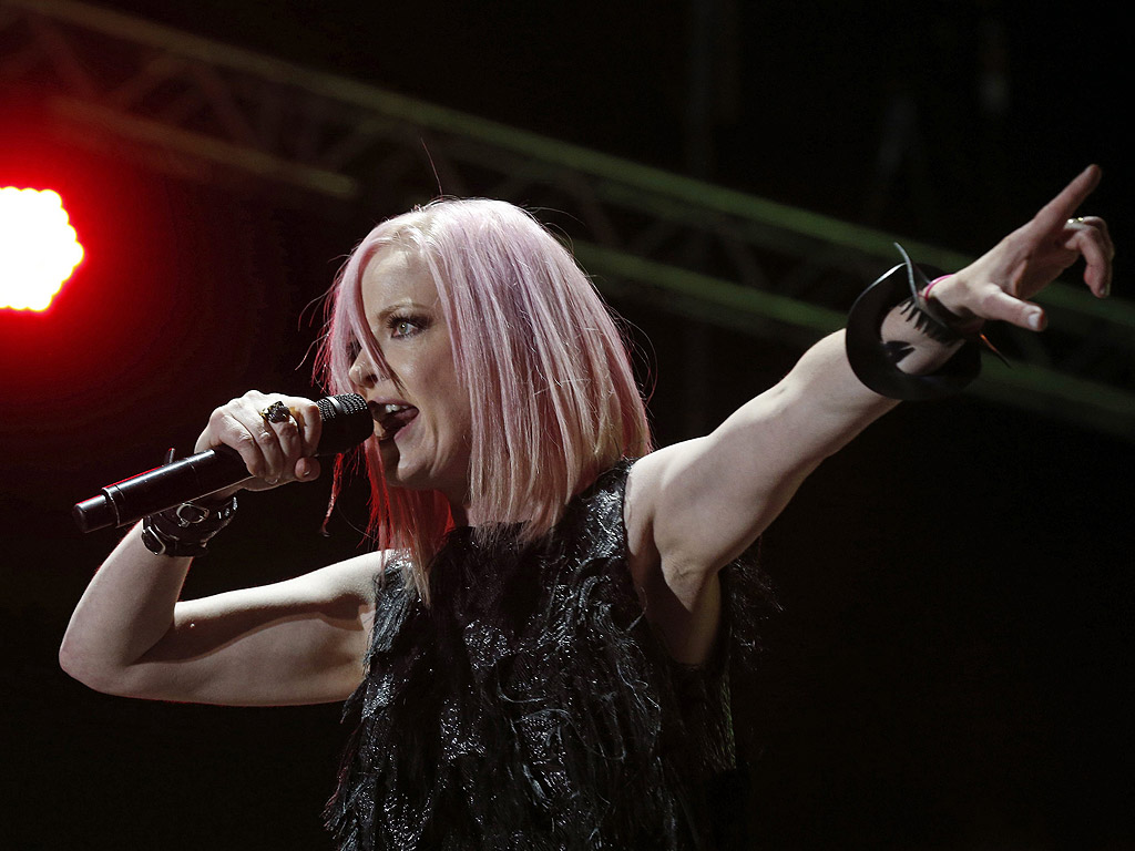 Шотландката Шърли Менсън от британската алтернативна рок група Garbage на сцената на музикалния фестивал Mad Cool в Мадрид, Испания