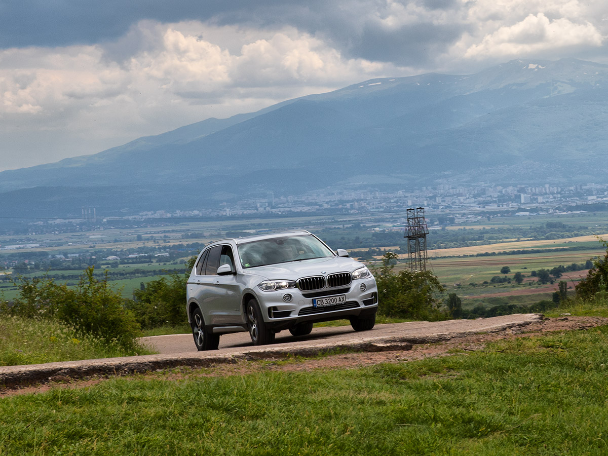 Първият plug-in хибрид в гамата на BMW е причина за повдигане на вежди и недоверчиви погледи. Но истината е, че с 2,0-литров бензинов двигател Х5 се чувства идеално на пътя. Може да измине до 31 км на ток. В свят, в който хората купуват големи, тежки SUV модели, за да изминават само кратки разстояния, този Х5 може да е идеалният автомобил за всичко онова, което търсите от SUV на BMW.