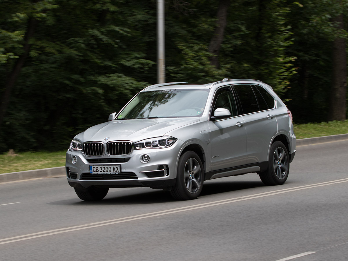 Първият plug-in хибрид в гамата на BMW е причина за повдигане на вежди и недоверчиви погледи. Но истината е, че с 2,0-литров бензинов двигател Х5 се чувства идеално на пътя. Може да измине до 31 км на ток. В свят, в който хората купуват големи, тежки SUV модели, за да изминават само кратки разстояния, този Х5 може да е идеалният автомобил за всичко онова, което търсите от SUV на BMW.