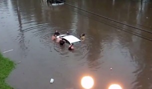 Уникално: руснаци спасяват кола в наводнение