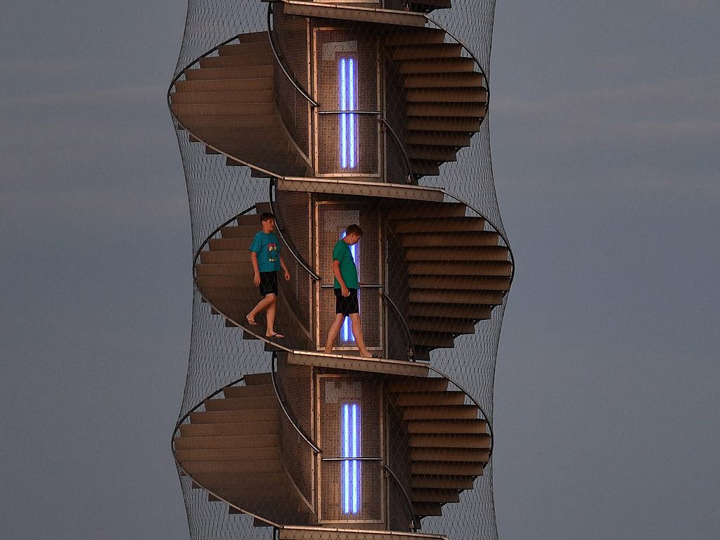 Туристи слизат от кулата "Pegelturm GroЯer Goitzschesee" в близост до Битерфелд, Германия. През последните години, ландшафта на границата между германски провинции Саксония и Саксония-Анхалт се превърна в популярна зона за отдих