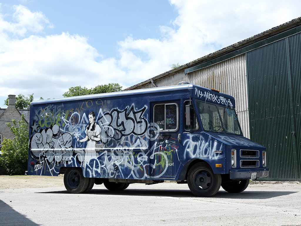 Снимка предоставена от аукционната къща "Bonhams", показва  творбата на базирания в Англия художник на графити Banksy - SWAT Van, която е част от търга "Следвоенно и съвременно изкуство" във Великобритания. Търга ще се проведе в Лондон на 29 юни