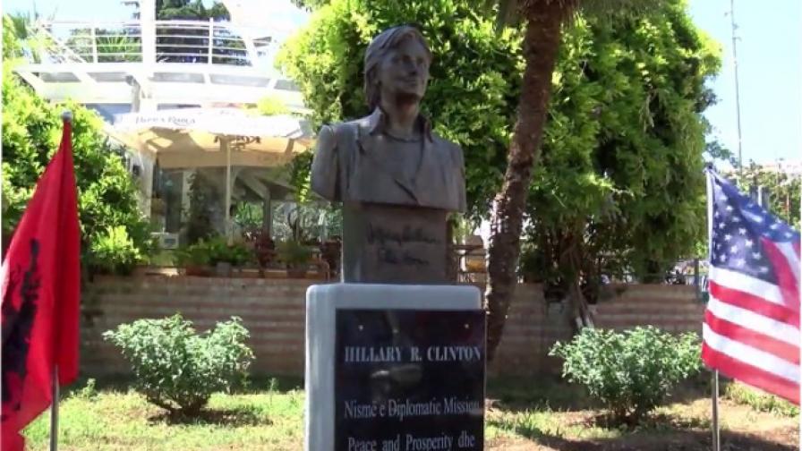 Вижте албанската статуя на Хилари Клинтън