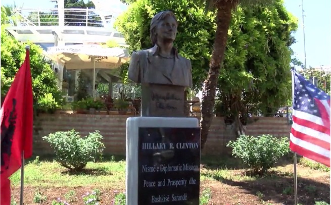 Вижте албанската статуя на Хилари Клинтън