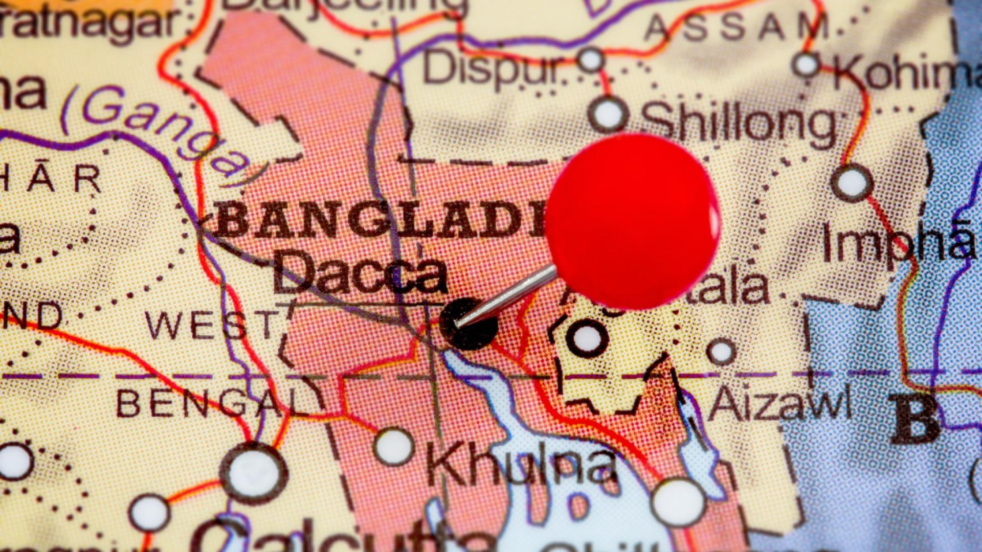 Военен учебен самолет се разби в училищен кампус в Дака