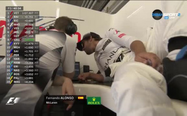 Тренировката си тече, а Алонсо се изтяга в бокса