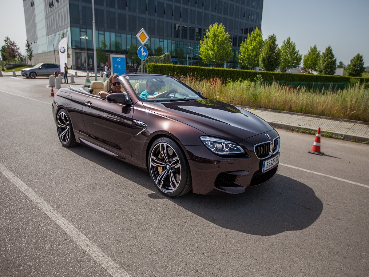 Труден избор: имаш на разположение 8 от десетте М модела на BMW. Можеш да си избереш два. По-ранобудните са взели ключовете за фаворитите – М3 & М4. Не оставаме по-назад, взимаме ключовете за за 2 х 560 к.с. и 2 х 175 000 евро! Усещането е… приятно. Меко казано.