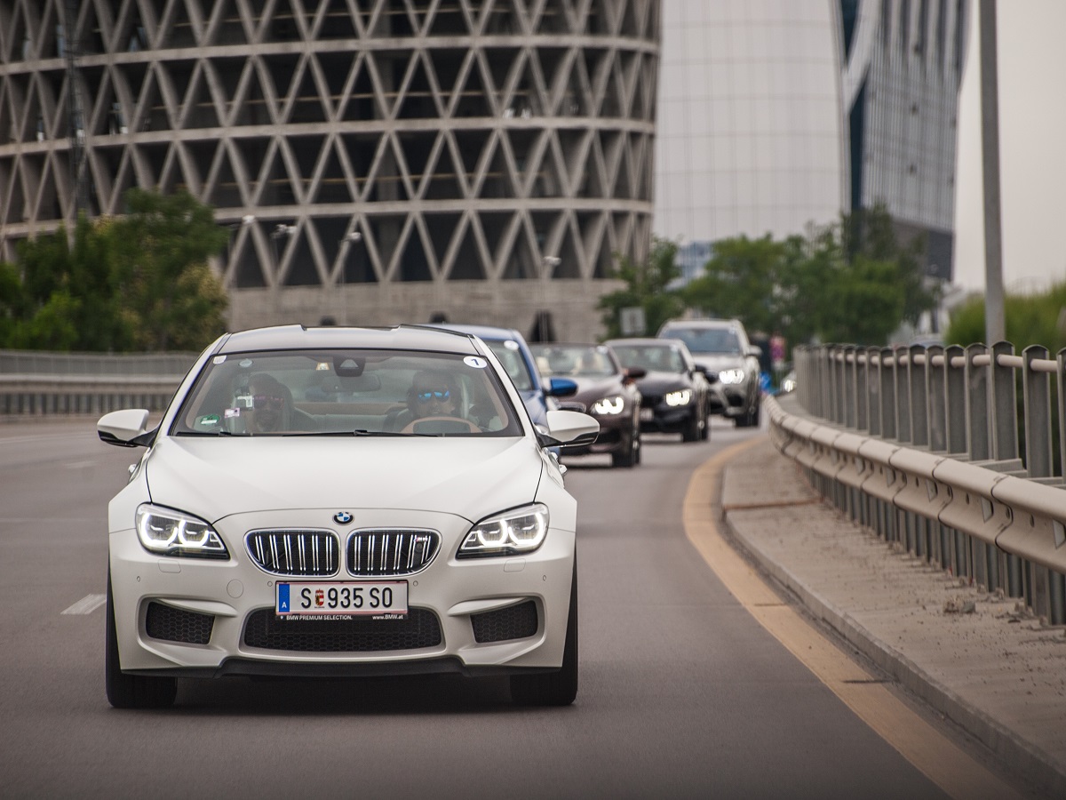 Труден избор: имаш на разположение 8 от десетте М модела на BMW. Можеш да си избереш два. По-ранобудните са взели ключовете за фаворитите – М3 & М4. Не оставаме по-назад, взимаме ключовете за за 2 х 560 к.с. и 2 х 175 000 евро! Усещането е… приятно. Меко казано.