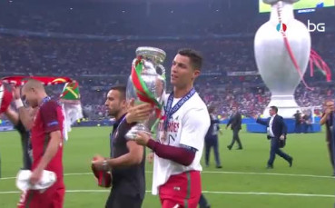 Роналдо гушна свойски купата и сияе от щастие