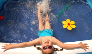 Защо десетки хора се биха с кофи, пълни с вода