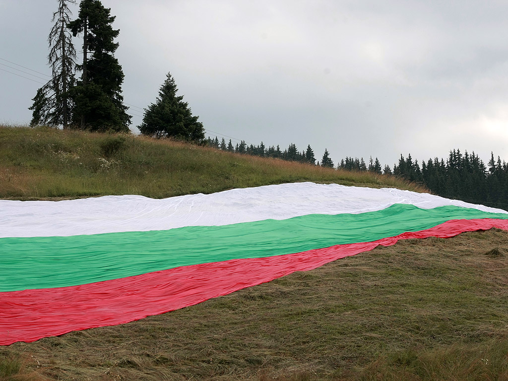 На Роженските поляни бе поставено знамето, което се простира на площ от близо 8 декара.