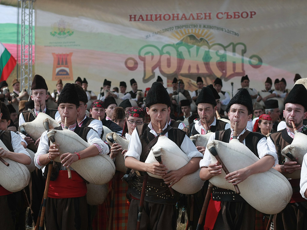 300 каба гайди откриха роженския събор