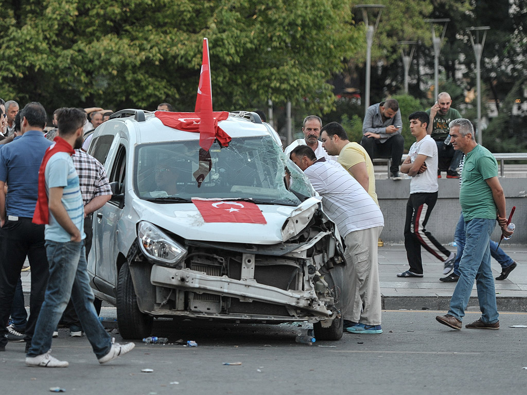 Нощ на преврат в Турция - над 60 жертви, стотици арестувани. Истанбул е блокиран, а по входовете към града има 80-километрови колони от леки автомобили, камиони, включително и военна техника. Стотици войници от турските въоръжени сили са били арестувани по цялата страна след опит за преврат, за който правителството смята, че е предизвикан от последователите на базирания в САЩ духовник Фетхуллах Гюлен. 754 членове на турските въоръжени сили са били арестувани за участие в преврата. Турски чиновник е съобщил, че 29 полковници и 5 генерала са били премахнати от постовете им.