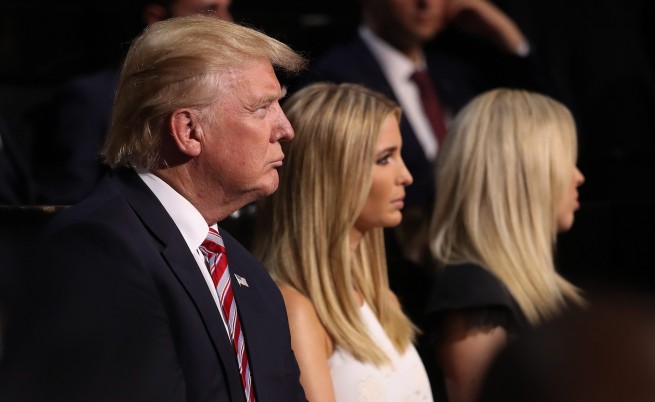  Красива и интелигентна, Иванка Тръмп е обичаната щерка на Доналд Тръмп. Тя е и най-ефикасното му оръжие в акцията и даже най-яростните му съперници не намират какво да кажат против нея., И в случай че някой може да помогне на републиканския претендент за Белия дом да завоюва на своя страна американските избирателки, множеството от които са враждебни към кресливия Тръмп, това е Иванка. 