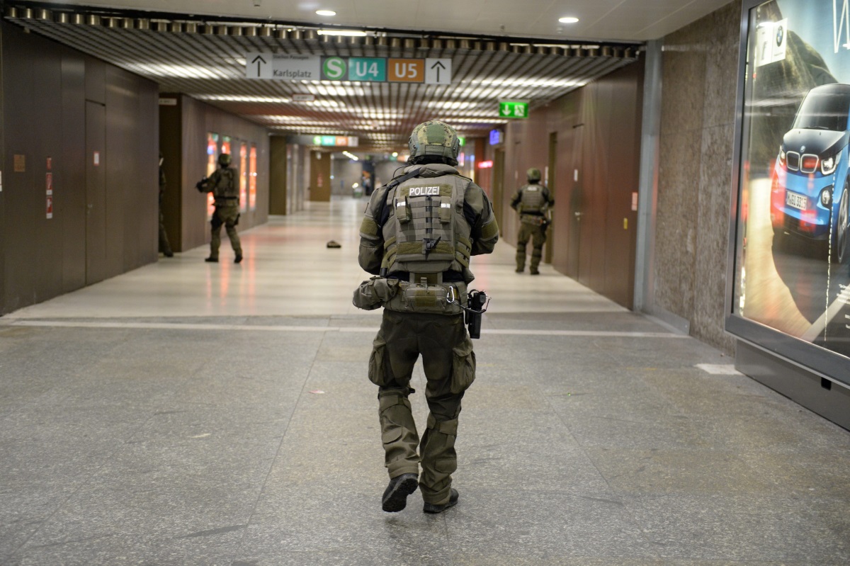 Мащабна полицейска операция след стрелбата в търговски център в Мюнхен