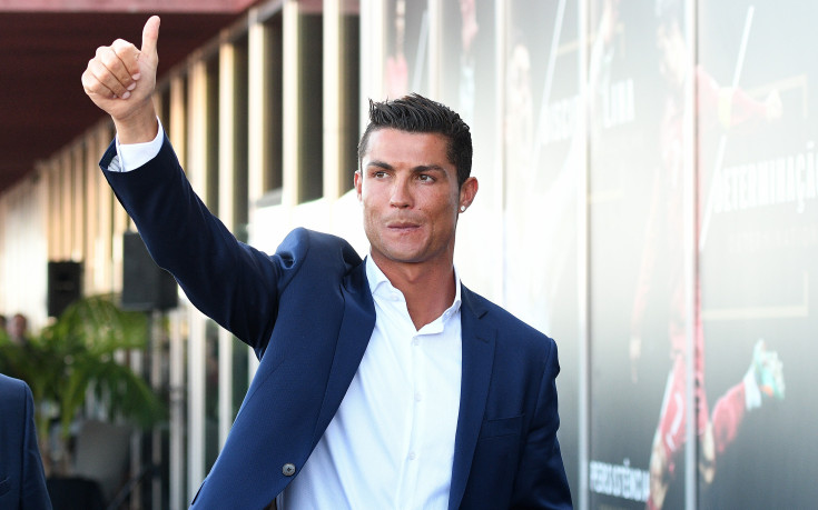 Роналдо откри хотел, кръстиха летище на негово име