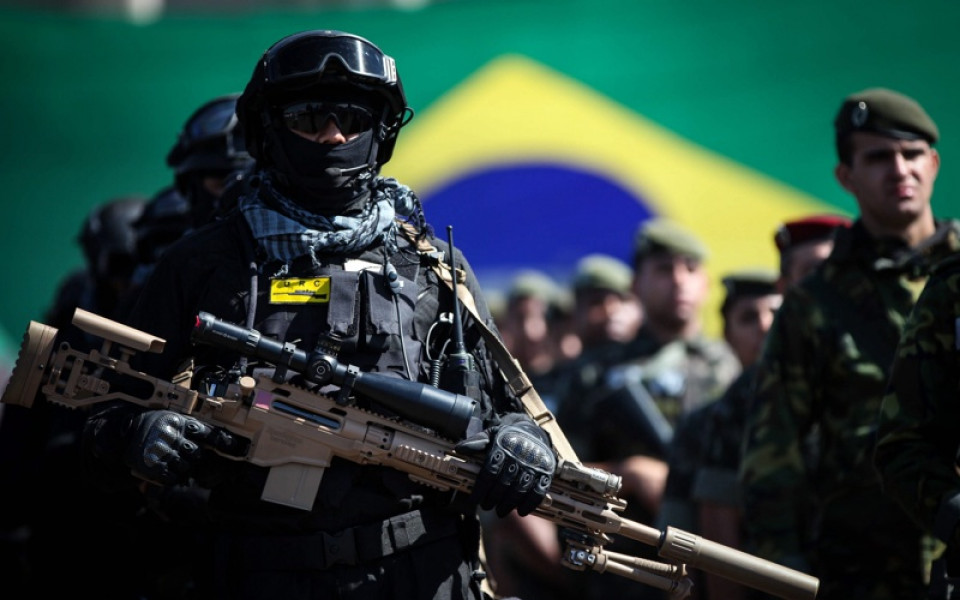 Един убит след сблъсъци между фенове в Рио