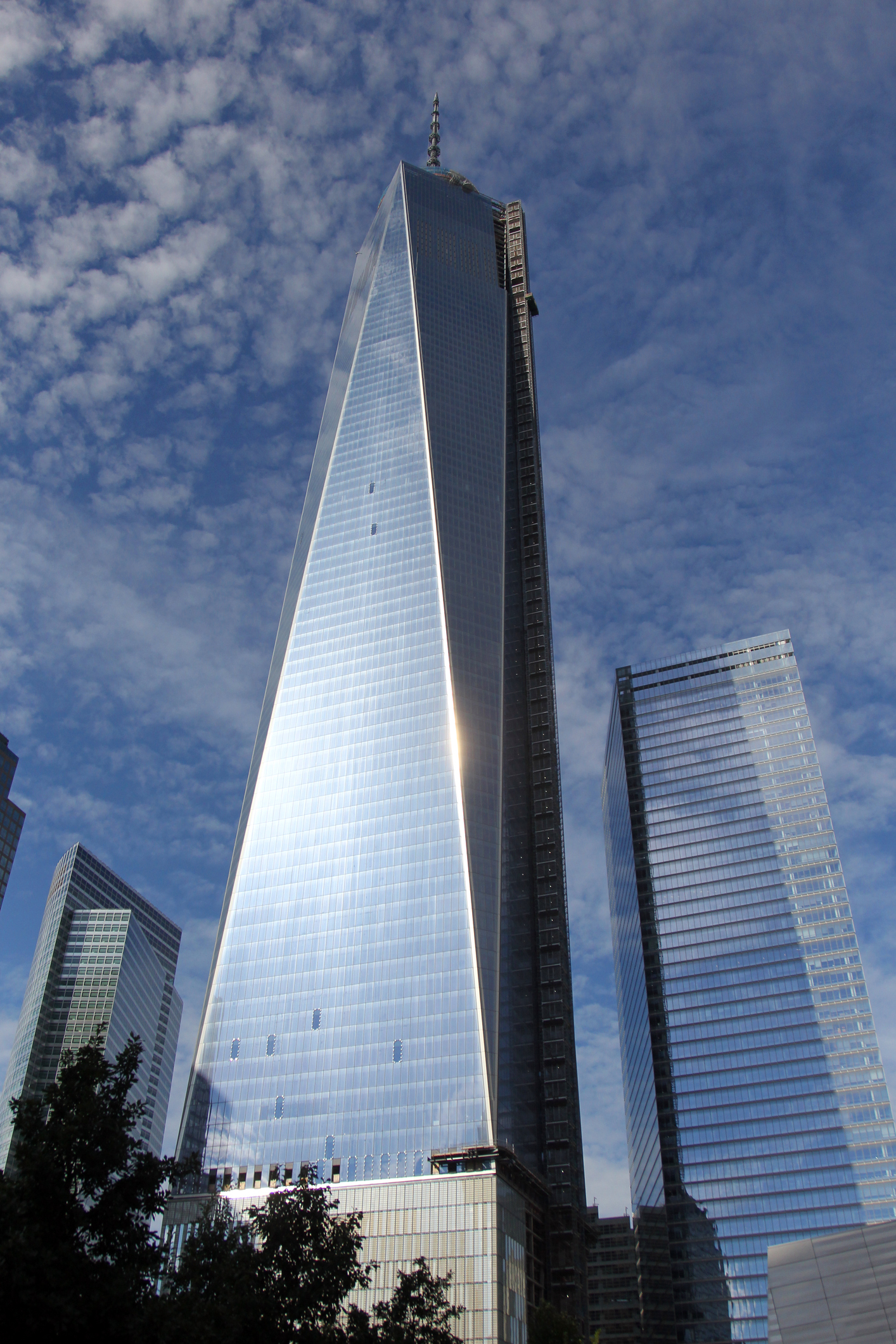 Търговски център One World, Ню Йорк построен 2012 г. Той се издига на височина 1,776 фута  (541 м). Неговата цена: 3,8 милиарда долара.