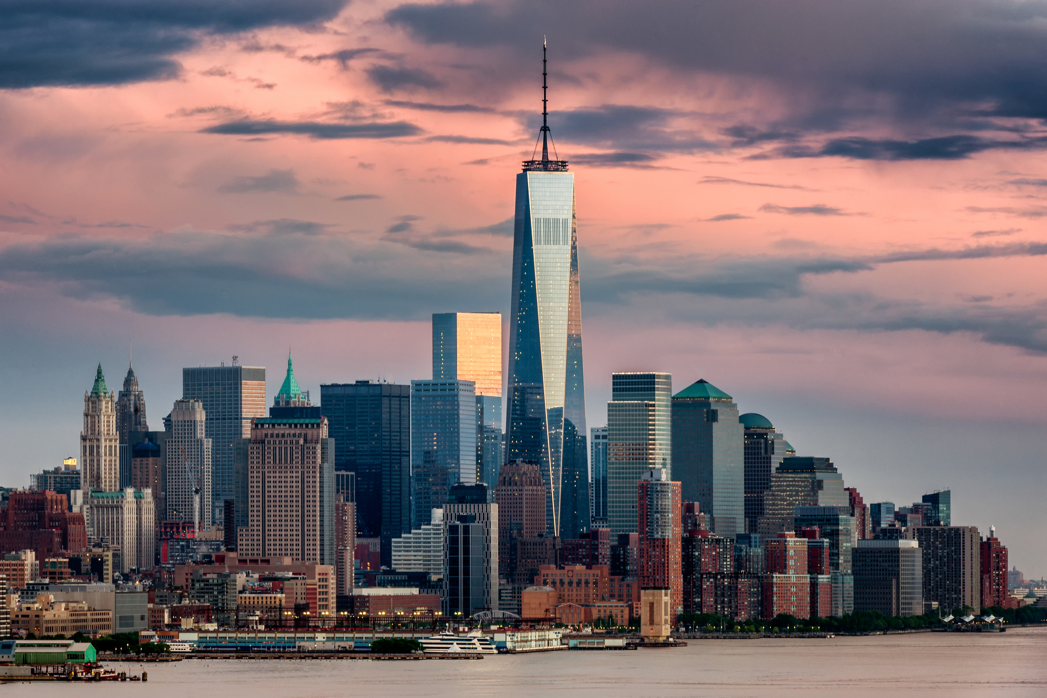 Търговски център One World, Ню Йорк построен 2012 г. Той се издига на височина 1,776 фута  (541 м). Неговата цена: 3,8 милиарда долара.