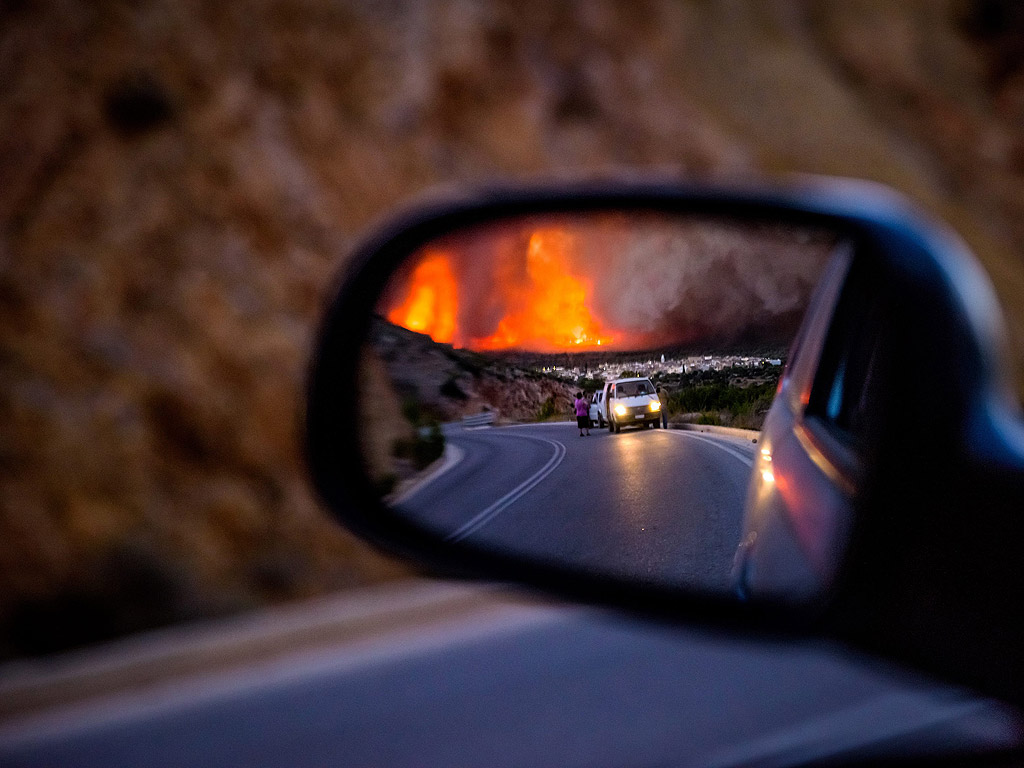 Гърция обяви извънредно положение на егейския остров Хиос заради силен горски пожар, като стихията вече е извън контрол. Десетки пожарникари и самолети бяха изпратени да се борят с пламъците, които избухнаха в понеделник рано сутринта. Огънят погълна маслинови горички и мастикови дървета, а гъстият дим изгони хората от домовете им.