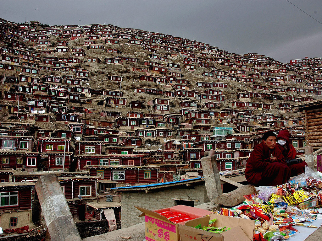 Жилищата на монаси и монахини в Ларунг Гар в окръг Седа, провинция Съчуан, Китай. Китайските власти са започнали разрушаване на жилищата около академията по тибетски будизъм Ларунг Гар, известна и като Будистки институт на петте науки. Ларунг Гар условно е разделен на две части – женска, където живеят и се учат монахините и мъжка. Всяка част има свой колеж, днес това място е дом за повече от 40 000 монаси, монахини и студенти.