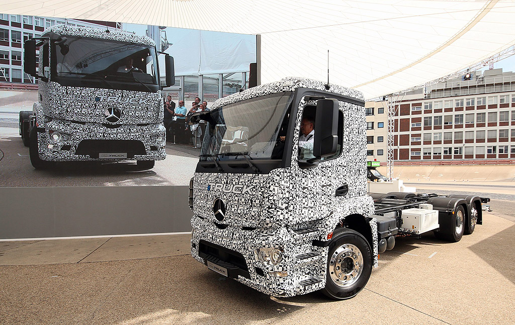 Първият изцяло електрически задвижван тежкотоварен камион eTruck произведен от Mercedes-Benz, при представянето му в Щутгарт, Германия. Камионът се захранва от три модула литиево-йонни батерии и имат общ капацитет 212 киловатчаса, генерирайки 335 конски сили