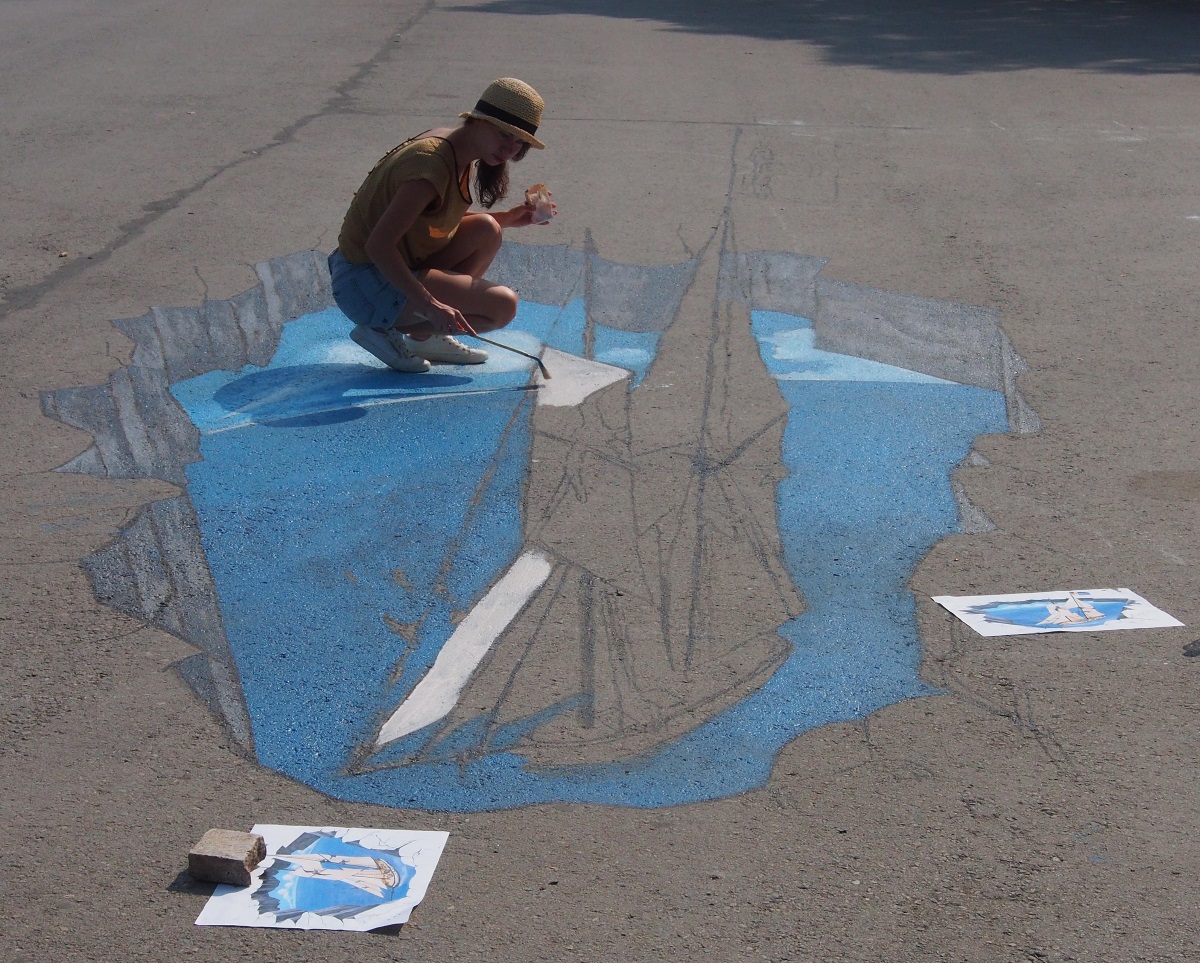 Във Варна започна Международният 3D арт фестивал. За пет дни асфалтът на част от алеите в Морската градина ще се превърне в платно за 3D рисунки. Във фестивала се включат общо 8 художници от България и Сърбия. Темата на творбите е съобразена със съвременните модерни течения. Ще присъства морската тематика, както и градски забележителности от Варна. Боите, които ще бъдат използвани, са дълготрайни. Това означава, че рисунките ще радват посетителите на парка най-малко шест месеца.