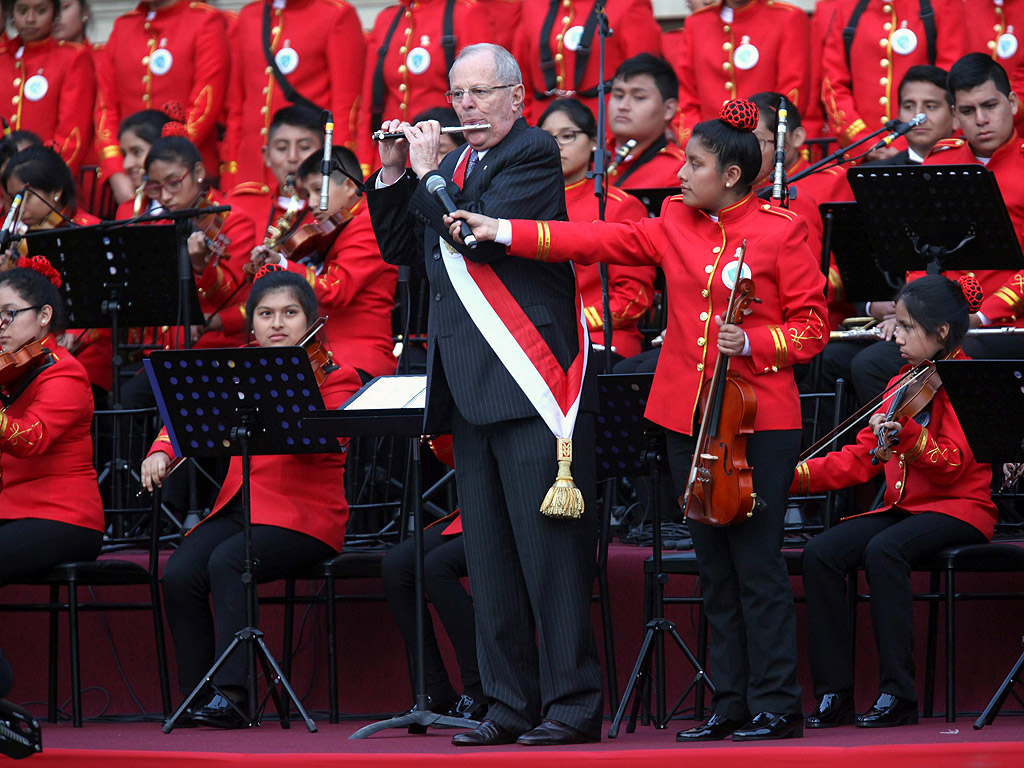 Президентът на Перу Педро Пабло Кучински свири на флейта след церемонията по полагане на клетва в сградата на Конгреса в Лима, Перу