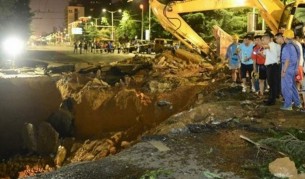 30-метрова дупка зейна на улица в Китай, има изчезнал