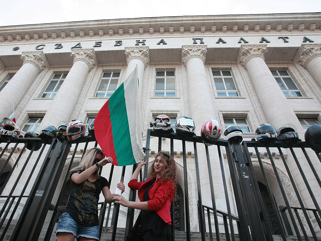 Къде скрихте Фарук Бакташ, питат рокери на протест пред турското посолство и Съдебната палата