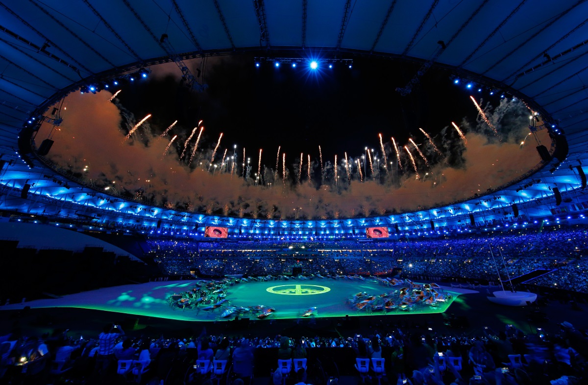31-вите Олимпийски игри бяха открити с бляскава церемония на стадион "Маракана" в Рио де Жанейро, която продължи близо четири часа. Церемонията включваше много музика, танци, фойерверки, парад на спортистите, както и неизменната официалната част, в която имаше реч на президента на Международния олимпийски комитет (МОК) Томас Бах, клетва на спортистите и издигане на олимпийския флаг.