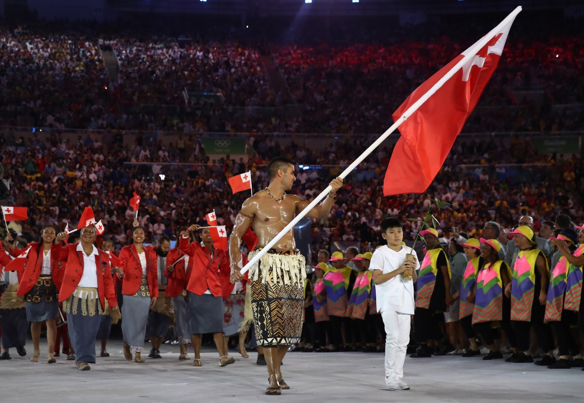 Знаменосецът на олимпийския отбор на островното кралство Тонга се превърна в интернет сензация след откриването на Олимпийските игри в Рио. Повод за това стана появяването му без горна дреха на Парада на нациите в рамките на церемонията на стадион "Маракана".