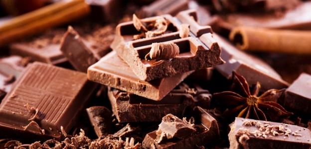 <p>Шоколад</p>

<p>За предпочитане натуралният. Той има високо съдържание на флавоноиди, които се славят със своите релаксиращи свойства.&nbsp;Колкото по-тъмен е шоколадът, толкова по-полезен за вас е, така че се стремете да има над 70% съдържание на какао. Може да ви горчи малко, но поне така няма да се изкушите да преядете с него и да съсипете хранителния си режим.</p>