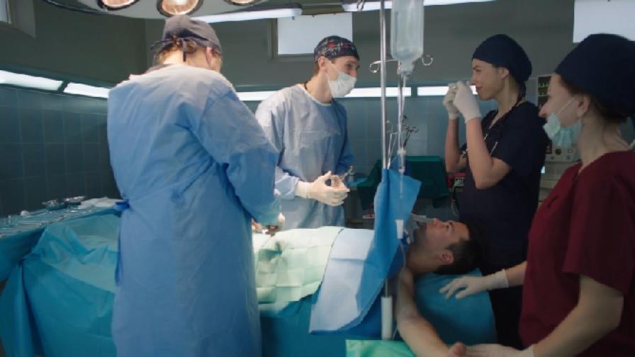 Лекари оперират и пеят "Сбогом, моя любов" (видео)