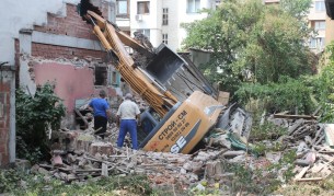 Багер проби стена на жилищна сграда в София (видео)