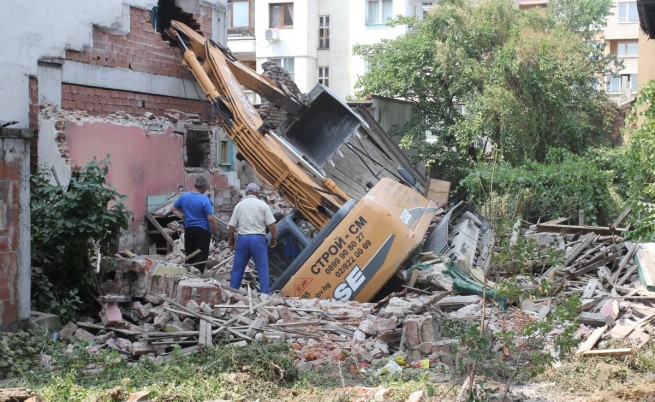 Багер проби стена на жилищна сграда в София (видео)