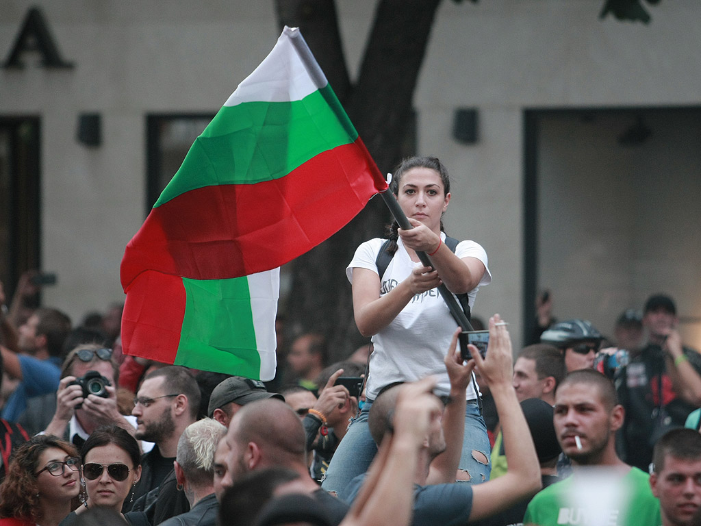 Рокери, адвокати и колеги на съдийката предупредиха, че е абсурдно да се налага подобна мярка за неотклонение на убиец на двама души, при това чужденец, който минава само транзит през страната. Стотиците протестиращи хвърляха жълти стотинки по сградата на Съдебната палата и скандираха "Мафия". Те искат справедливост, а решението на съда да пусне заподозрения под домашен арест, според тях не е справедливост