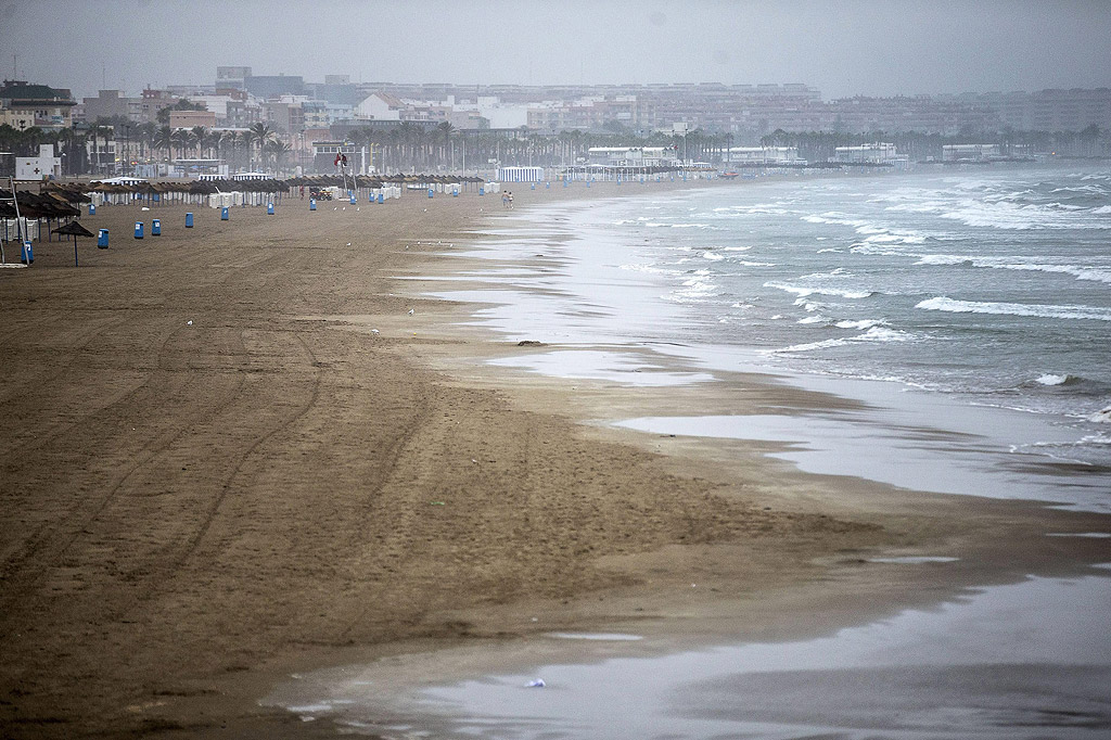 Празен плаж във Валенсия, Испания. Местните власти издават жълт код за обилни валежи за Валенсия и съседната провинция Аликанте