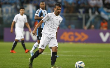 Челси в напреднали преговори за бразилски халф