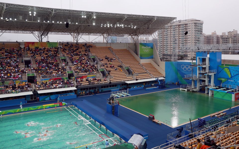 Пълен смях в Рио: И басейнът за водна топка стана зелен!