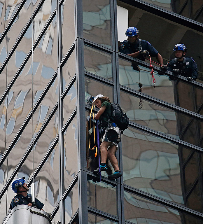 Полицията в Ню Йорк задържа младеж, който се катереше по фасадата на кулата „Тръмп“. Той ба задържан от един прозорец, след като в продължение на три часа се изкачваше по небостъргача