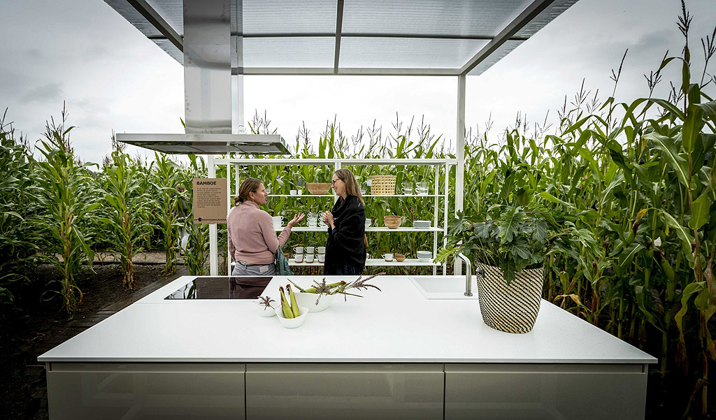 Посетителите гледат обзавеждане на дома за новия каталог на IKEA в царевично поле близо до Niewveen, Холандия