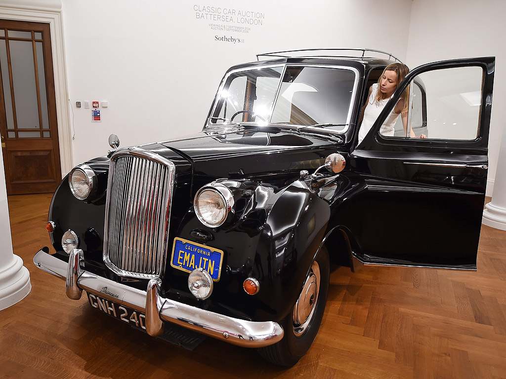 Austin Princess 1956 лимузина е изложена на показ в аукционната къща Сотбис в Лондон, Великобритания. Емблематичният автомобил е увековечен от Джон Ленън и Йоко Оно през 1972г., във филма "Imagine" и се очаква да донесе най-малко 300,000 евро на търг в Лондон на 7 септември, 2016