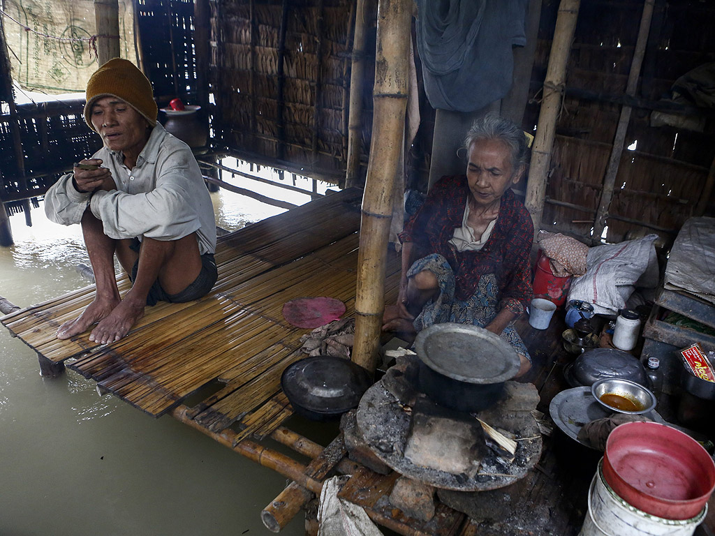 Възрастни хора седят в наводнена къща в село Kyein Chaung в региона на Айеярди, Мианмар. Според държавните медии в Мианмар повече от 300,000 души са засегнати от наводнения, които потопиха общо 703 села