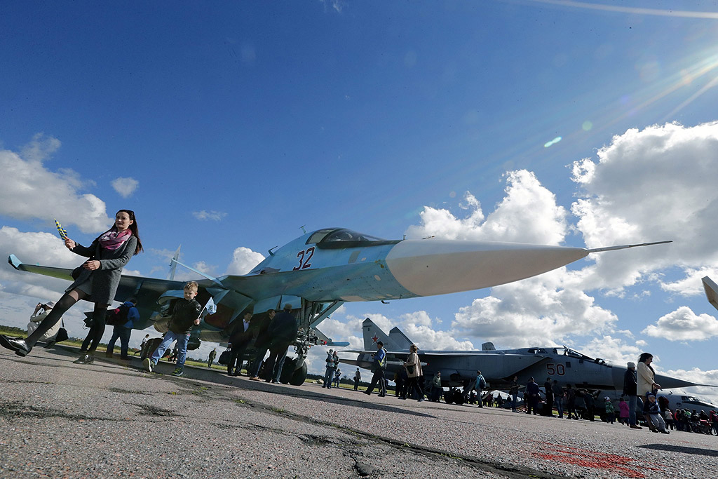 Посетители разглеждат руския Sukhoi SU-34 по време на Авиошоу близо до Санкт Петербург, Русия, за Деня на руските ВВС