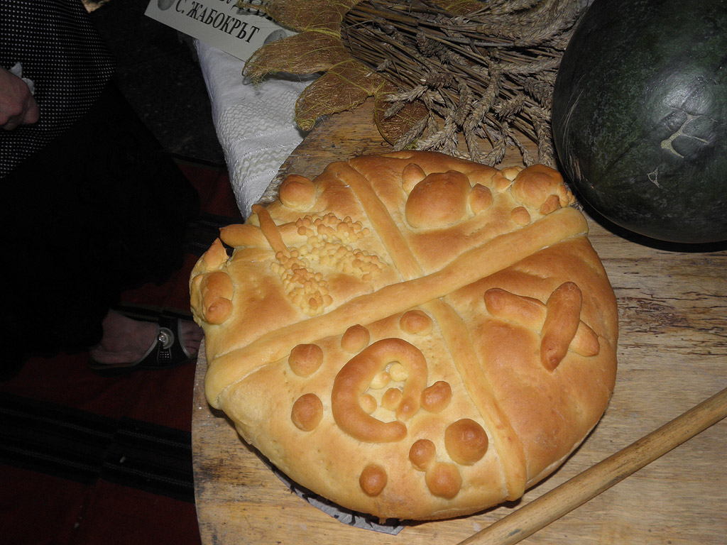 Изложение на богородични и обредни хлябове се провежда днес в град Кюстендил. На църковния празник "Успение на Пресвета Богородица" или "Голяма Богородица" в града под Хисарлъка отбелязват "Панагия" – Въздигане на хляба. Изложението на обредни хлябове се провежда в градинката пред Обреден дом, в него по традиция се включват читалищата от община Кюстендил. Трите Богородични питки, които по традиция се разчупват в 12 часа но обяд, бяха замесени и изпечени вчера от девойки от село Соволяно, в двора на черквата "Св. Теодор Тирон". Деца се учеха да стриват с камък житото, да замесват хляб